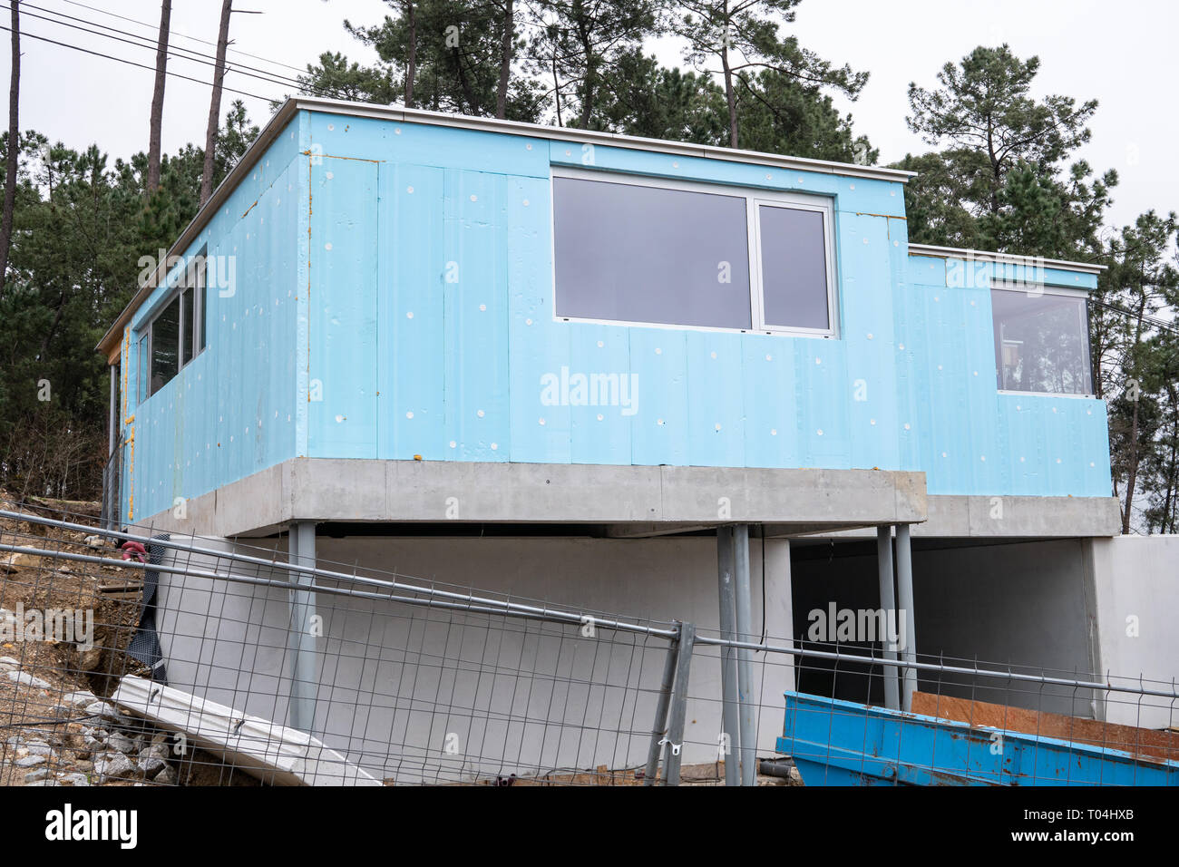 Gebäude mit blauen Starren Polystyrol panel für Wand Isolierung auf der Baustelle Stockfoto
