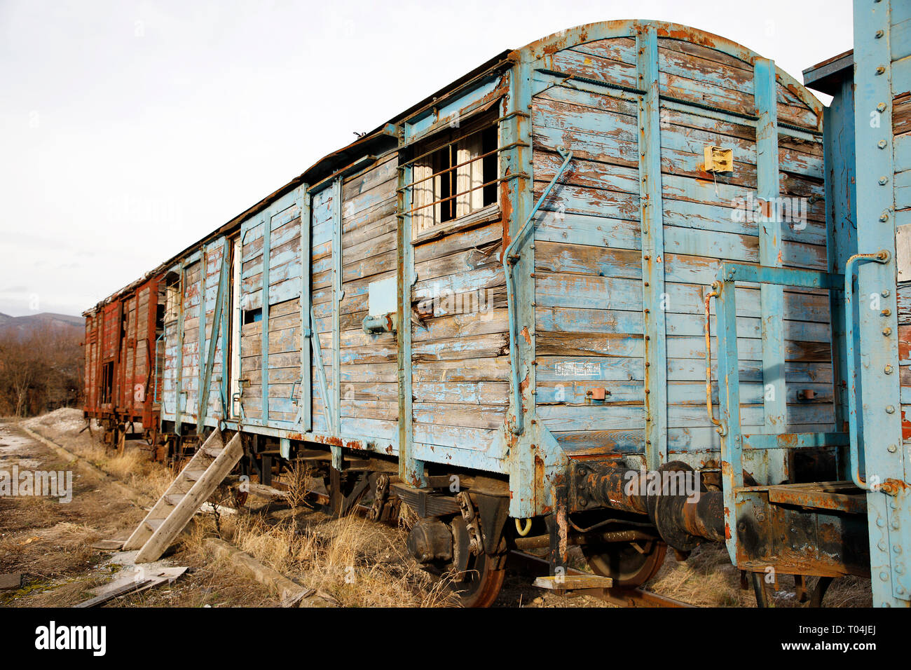 Verlassenen alten Eisenbahnwaggons auf dem Bahnhof, alte Waggons in einem verlassenen Bahnhof Stockfoto