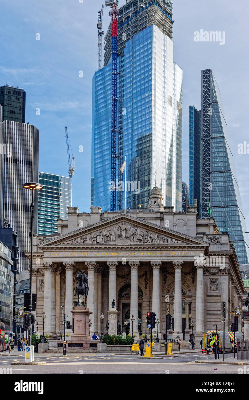 LONDON CITY OF LONDON THE ROYAL EXCHANGE UND UNFERTIGEN WOLKENKRATZERS 22 BISHOPSGATE Stockfoto