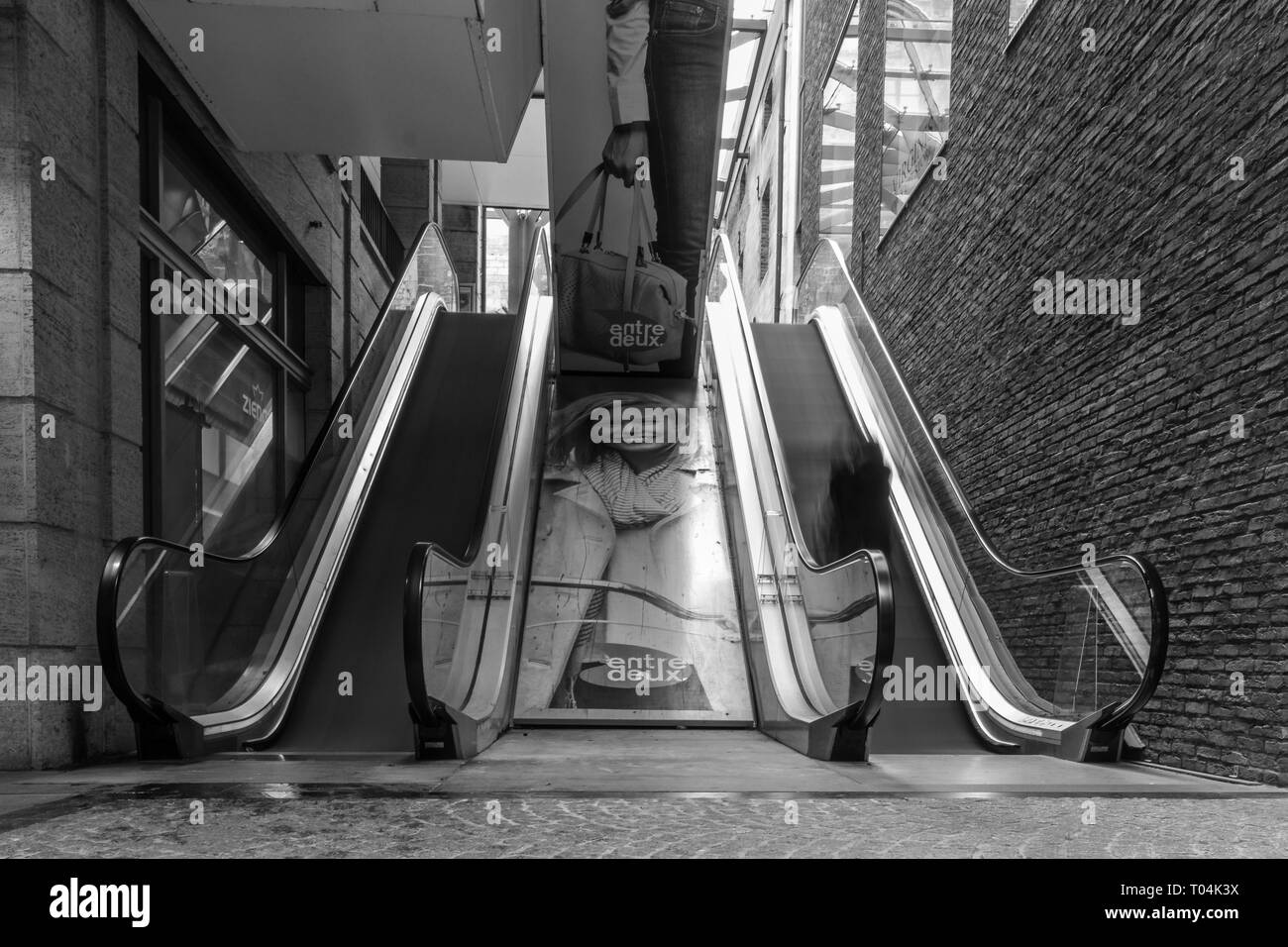 Maastricht, Niederlande 16.03.2019 lange Exposition in der Rolltreppen des ein Einkaufszentrum in der Innenstadt von Maastricht. Stockfoto