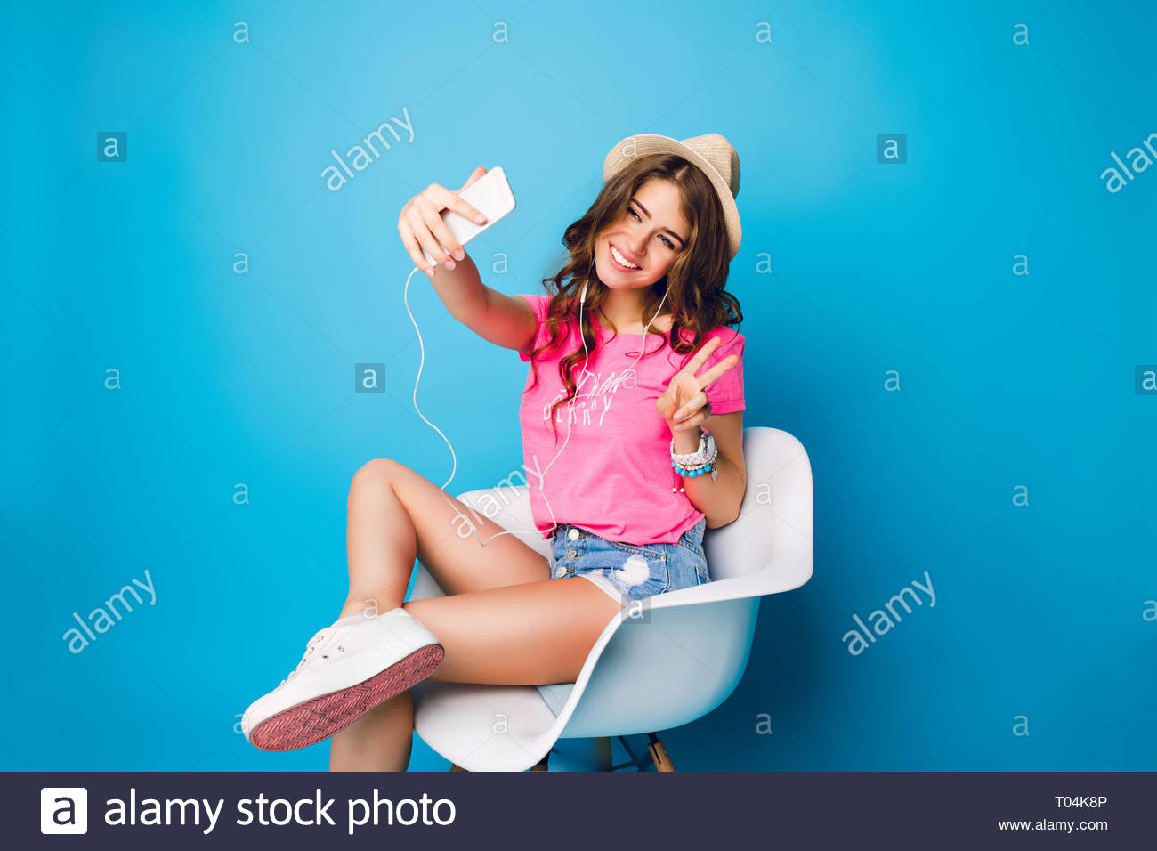 Long Legs Shorts Stockfotos & Long Legs Shorts Bilder Nicht Erkennbare Läufer Im Blauen Sweatshirt Halte Paar