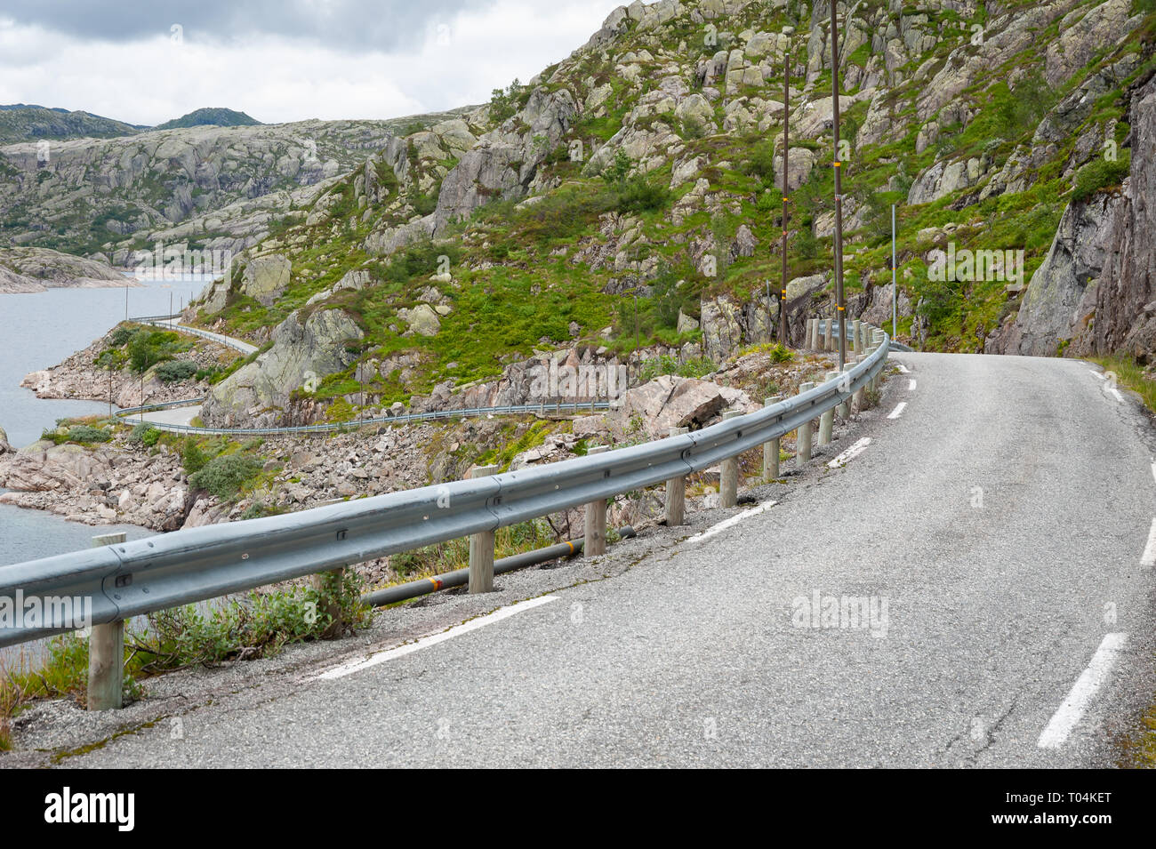 Straße öffnen. Bendy Straße. Leere Straße ohne Verkehr in der Landschaft. Ländliche Landschaft. Ryfylke Scenic route. Norwegen. Europa. Stockfoto