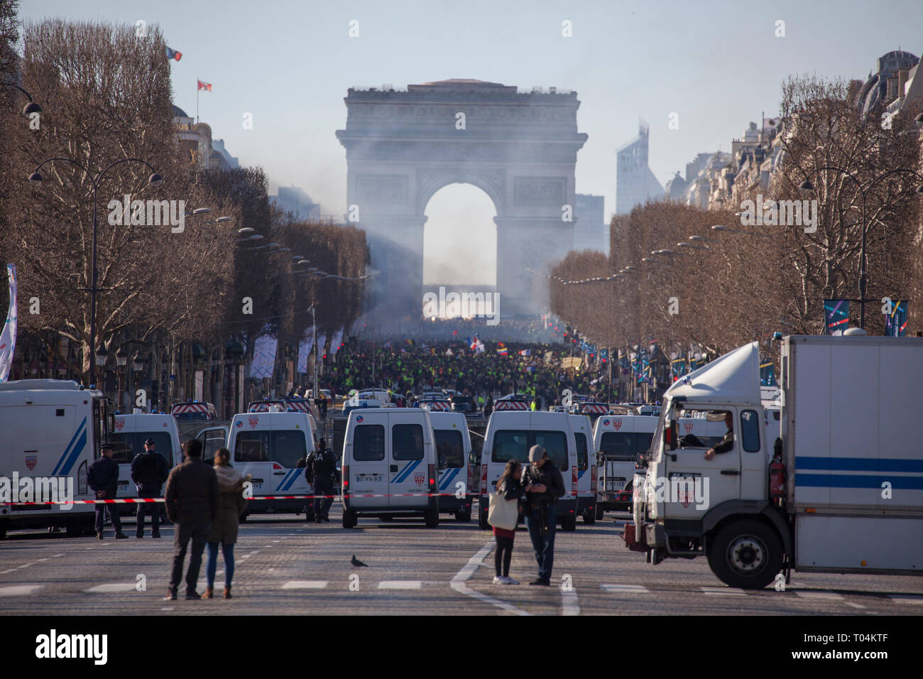 Akte 18 der Gewalt die 'Gelb' für eine nie dagewesene seit Dezember brach in Paris, im 18. aufeinander folgenden Samstag der Mobilisierung Stockfoto