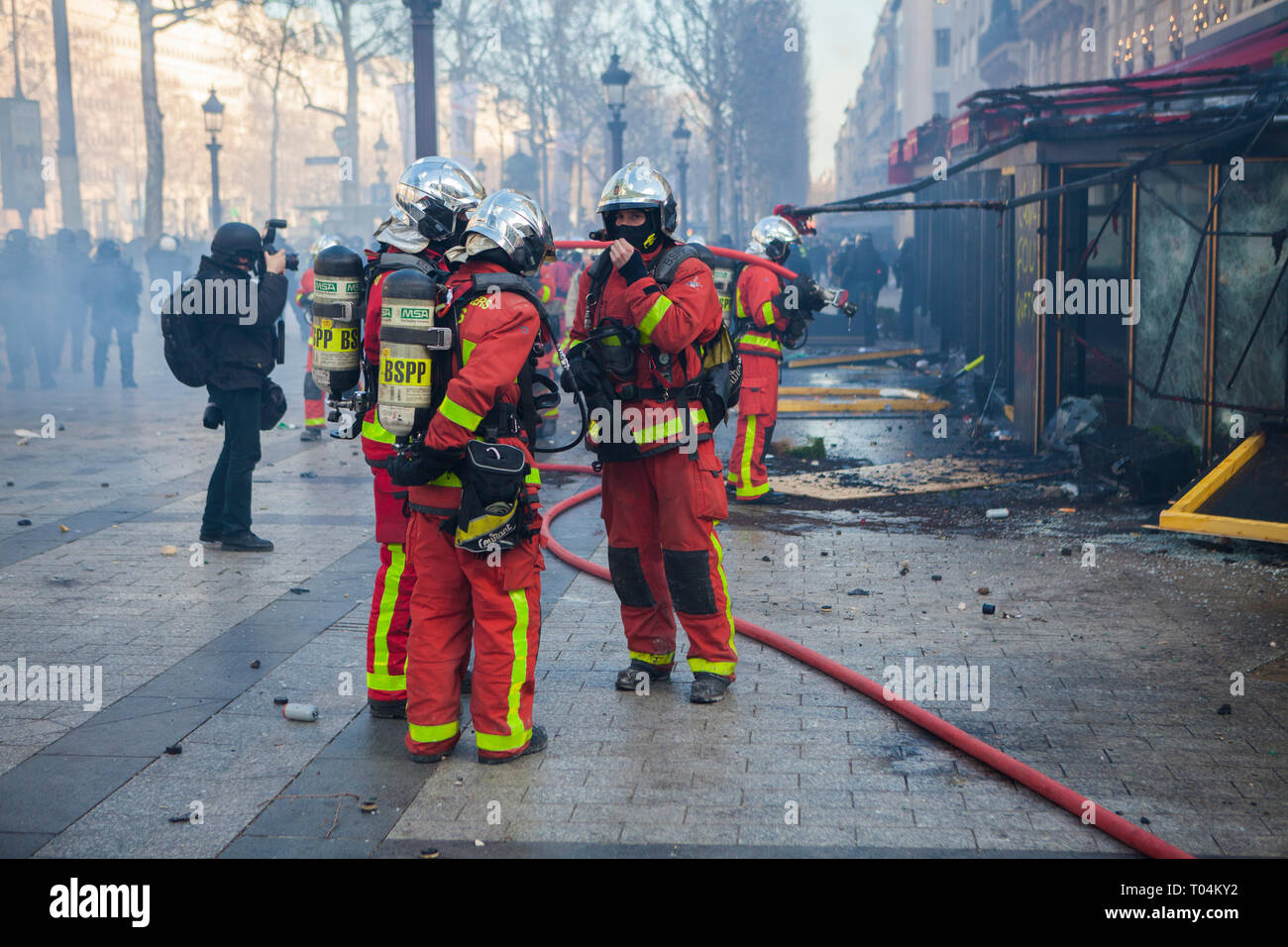 Akte 18 der Gewalt die 'Gelb' für eine nie dagewesene seit Dezember brach in Paris, im 18. aufeinander folgenden Samstag der Mobilisierung Stockfoto