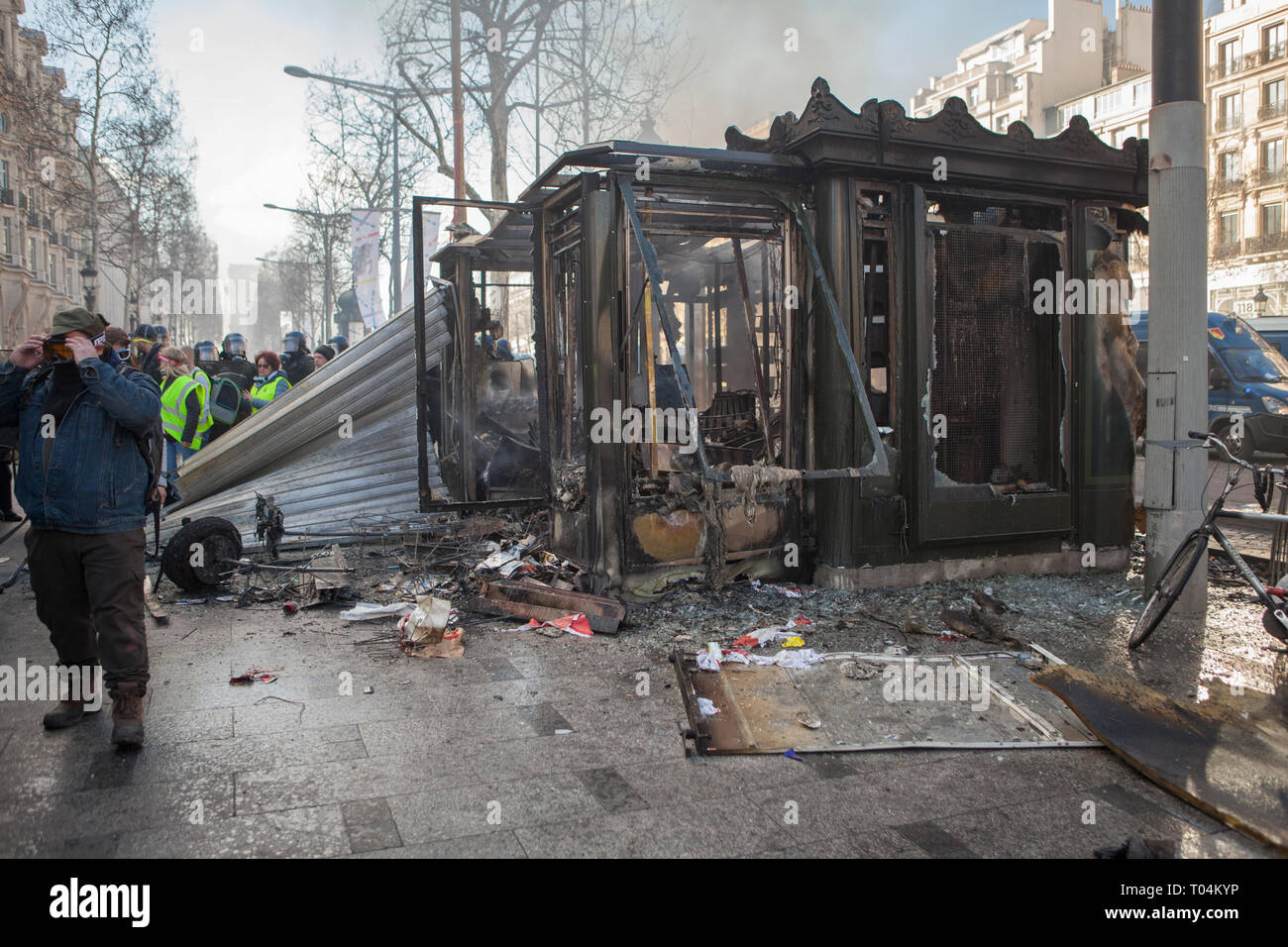 Akte 18 der Gewalt die 'Gelb' für eine nie dagewesene seit Dezember brach in Paris, im 18. aufeinander folgenden Samstag der Mobilisierung Stockfoto