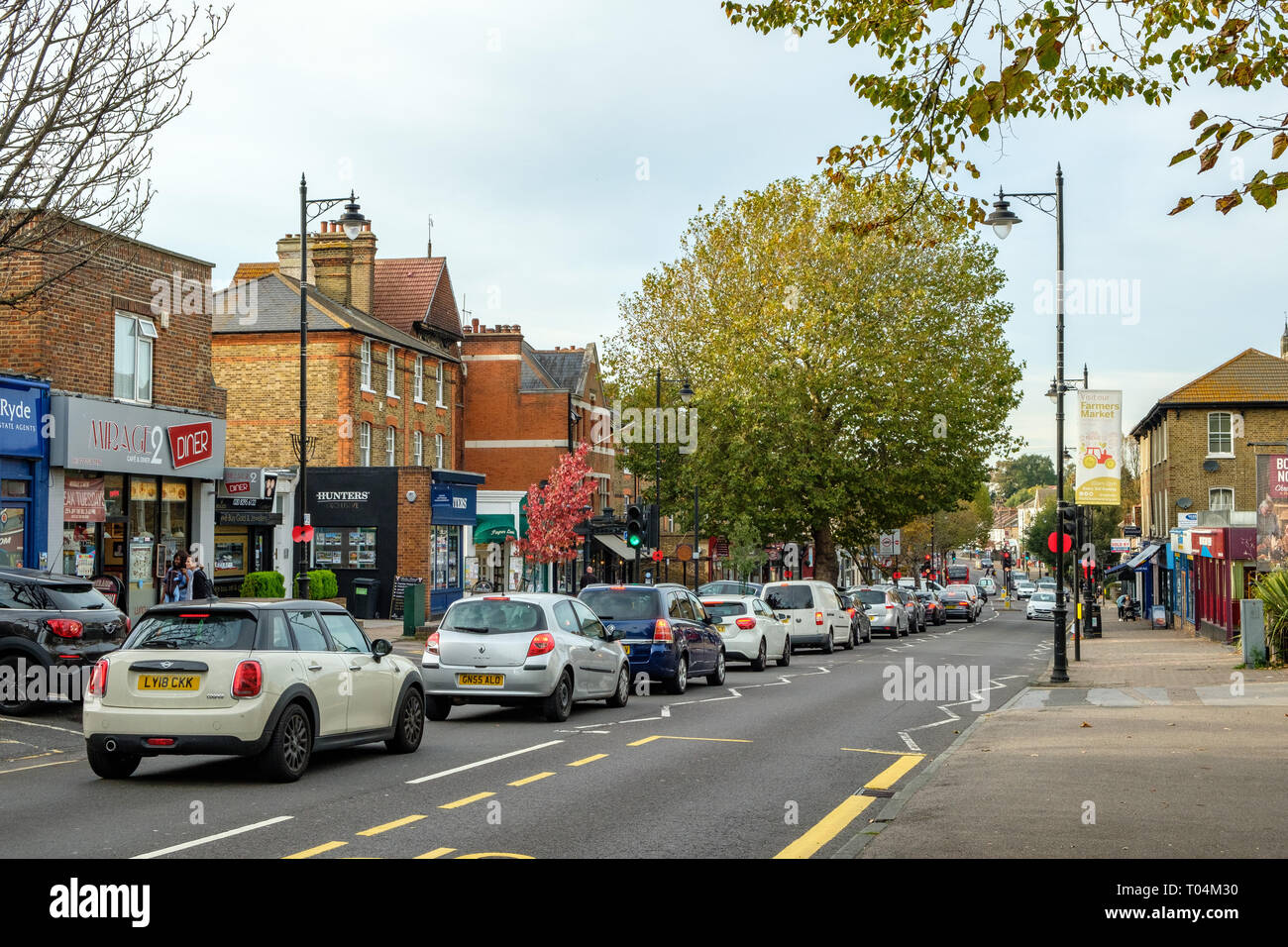 Der Verkehr auf der High Street, Chislehurst, Kent Stockfoto