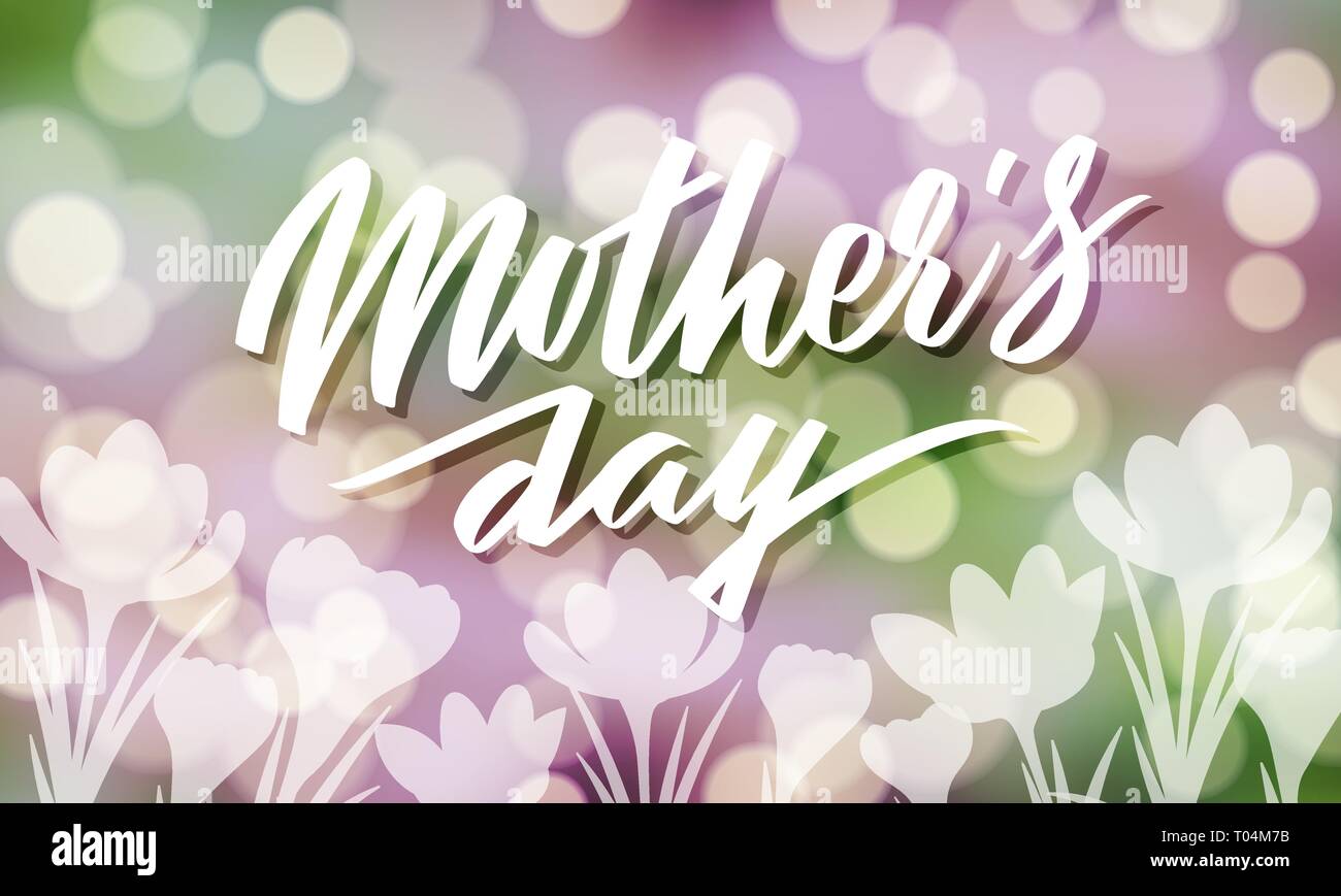 Muttertag Typographie auf bokeh Hintergrund mit crocus Blumen Vector Illustration. Hand-Schriftzug in Lila und Grün. Für Banner, Flyer, Post Stock Vektor
