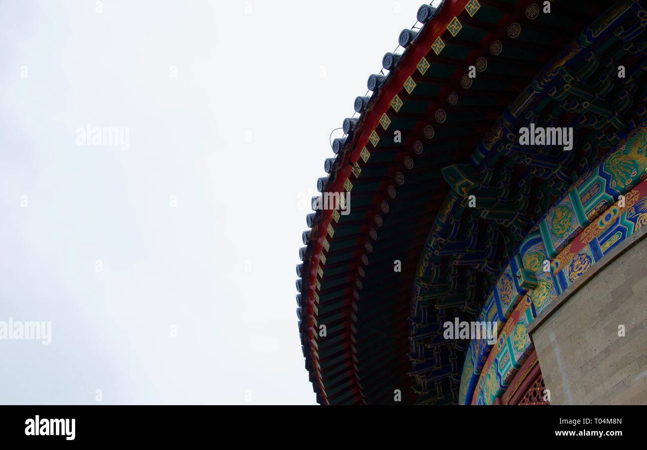 Detail der Dach der chinesischen Tempel (Tempel des Himmels, Peking). Kunstvollen blauen, roten, grünen und goldenen Sparren, die sich gegen den grauen Himmel Stockfoto