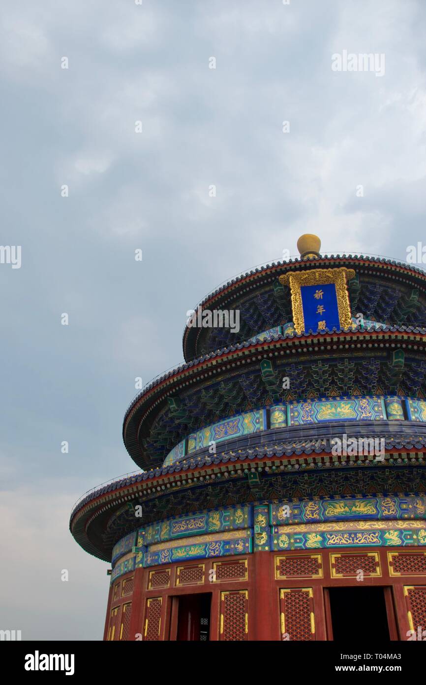 Suchen, um sich an die Rot, Blau und Gold, kunstvoll Himmelstempel in Peking, China gemalt, in Profil gegen den Himmel Stockfoto