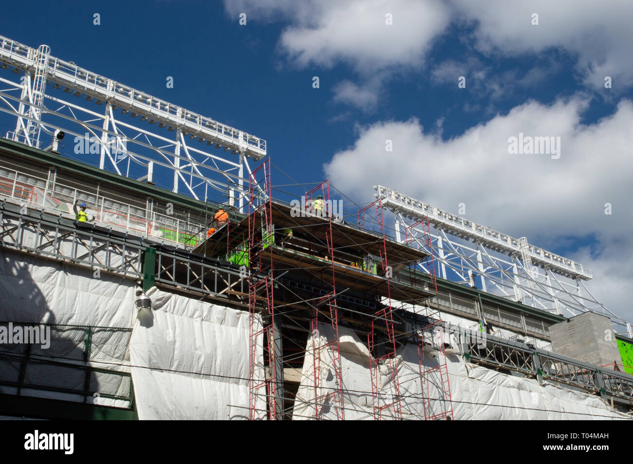 Bauarbeiter an der Außenseite von Wrigley Field, Chicago, Illinois. März 2019 Stockfoto