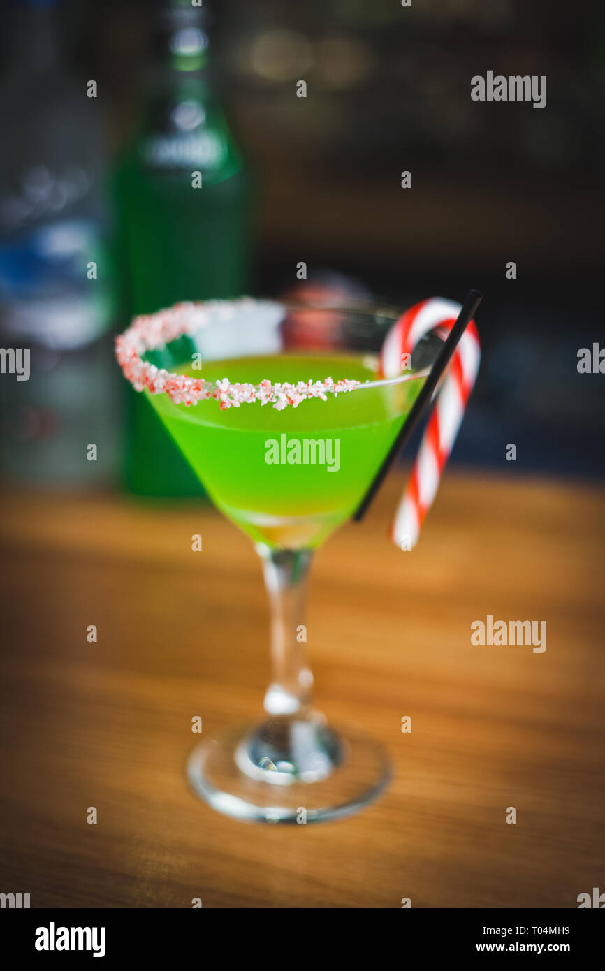 Weihnachten Cocktail mit Zuckerstange garnieren und besprüht um Rim aus Glas Stockfoto