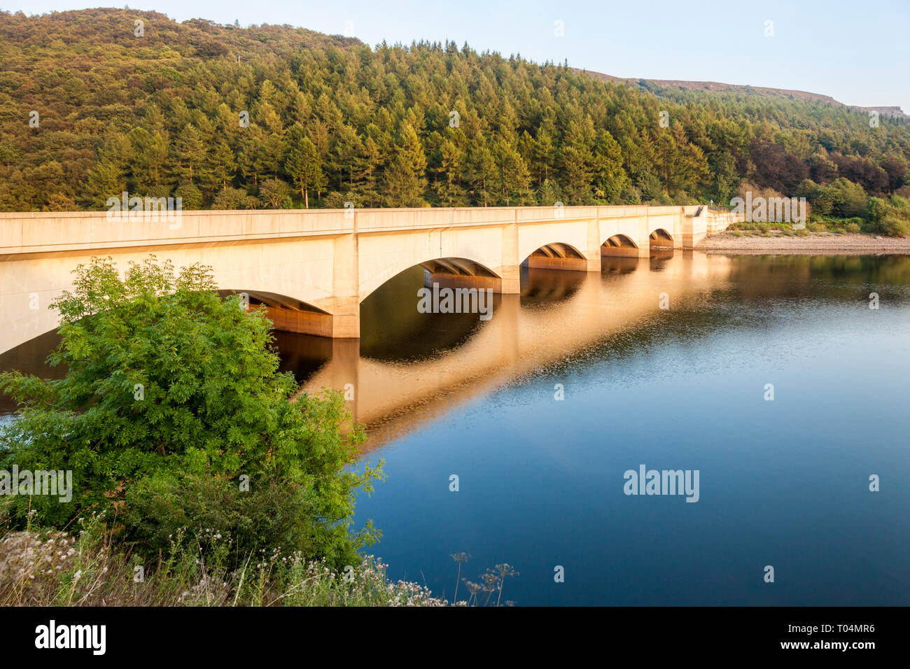 Ladybower Viadukt, eine Straßenbrücke über der nordöstlichen Ecke von Ladybower Reservoir im Herbst. Peak District, Derbyshire, England, Großbritannien Stockfoto
