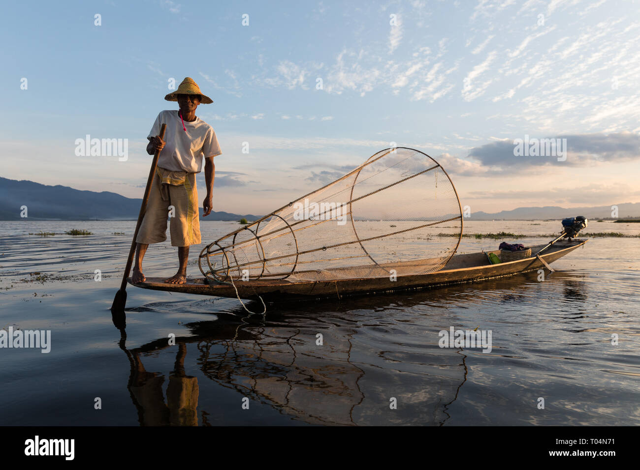 Die Fischer fischen mit großen Netz in traditionellen und einzigartigen 1-Bein rudern Stil während der Sonnenuntergang am Inle See im Shan Staat, Myanmar, Birma Stockfoto