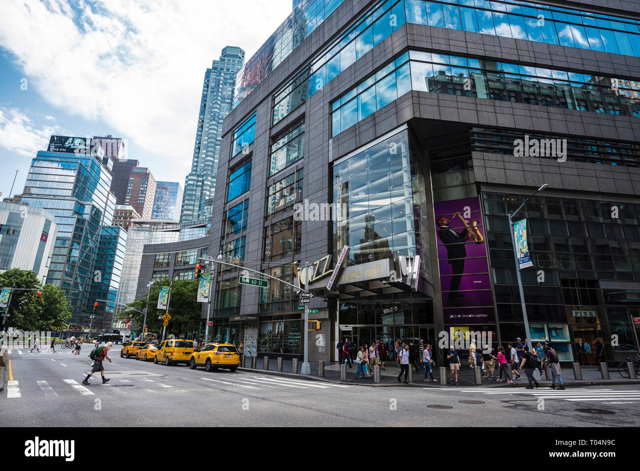 New York City, USA - 28. Juli 2018: Jazz Lincoln Center, Broadway mit Verkehr von Taxis und Menschen in Manhattan, New York City, USA Stockfoto