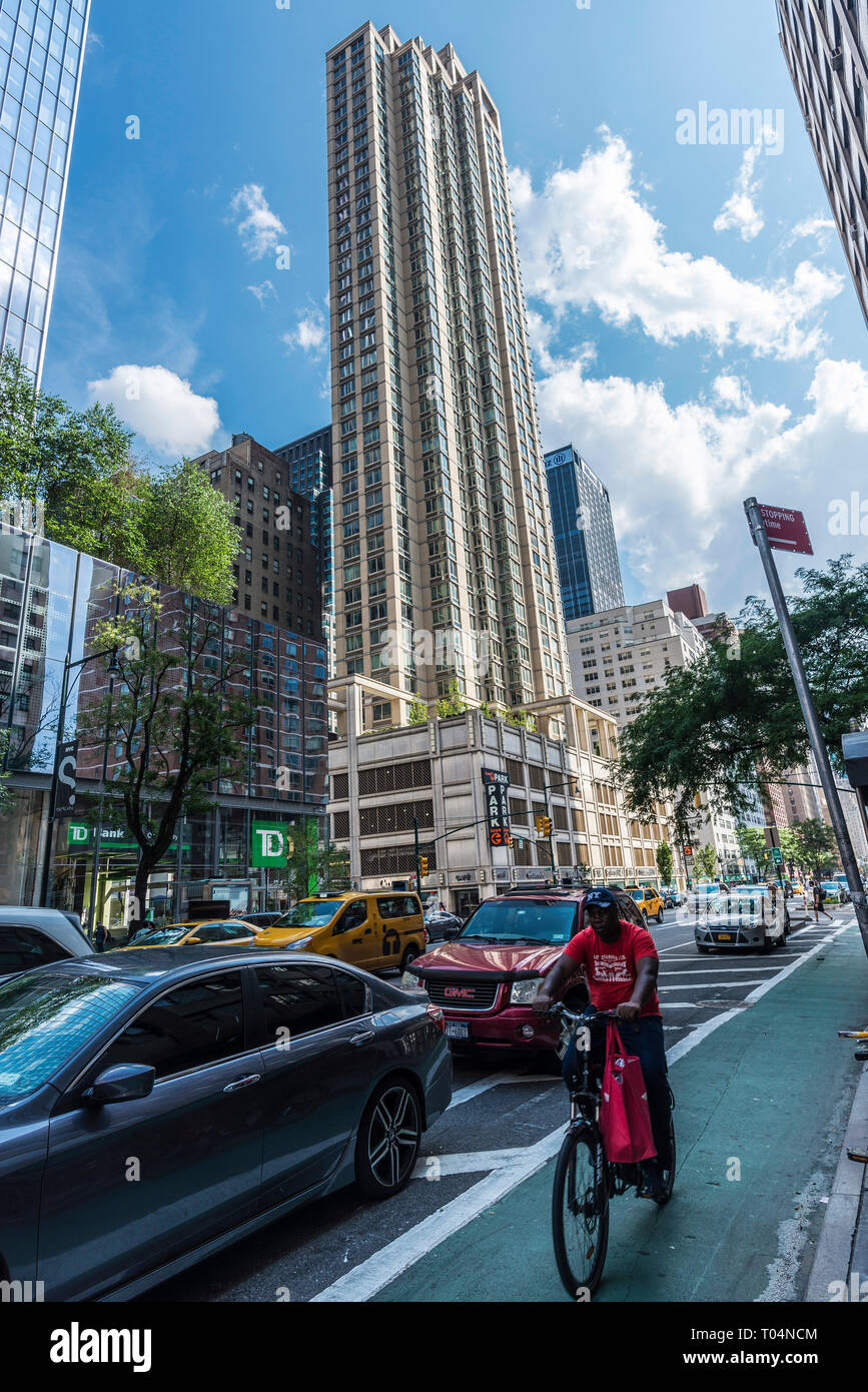 New York City, USA - 28. Juli 2018: 8th Avenue (acht Avenue) mit seinen modernen Wolkenkratzern und Radfahrer in Manhattan, New York City, USA Stockfoto