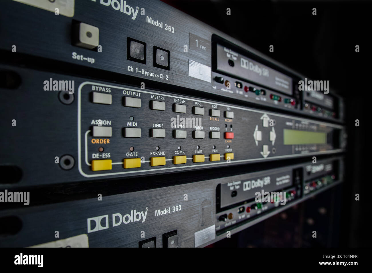 2 Dolby SR-Einheiten und dazwischen, Sandwich, das drawmer M 500 dynamische Prozessor. In der Perspektive gesehen, Low Key. Kopieren Sie Platz. Stockfoto