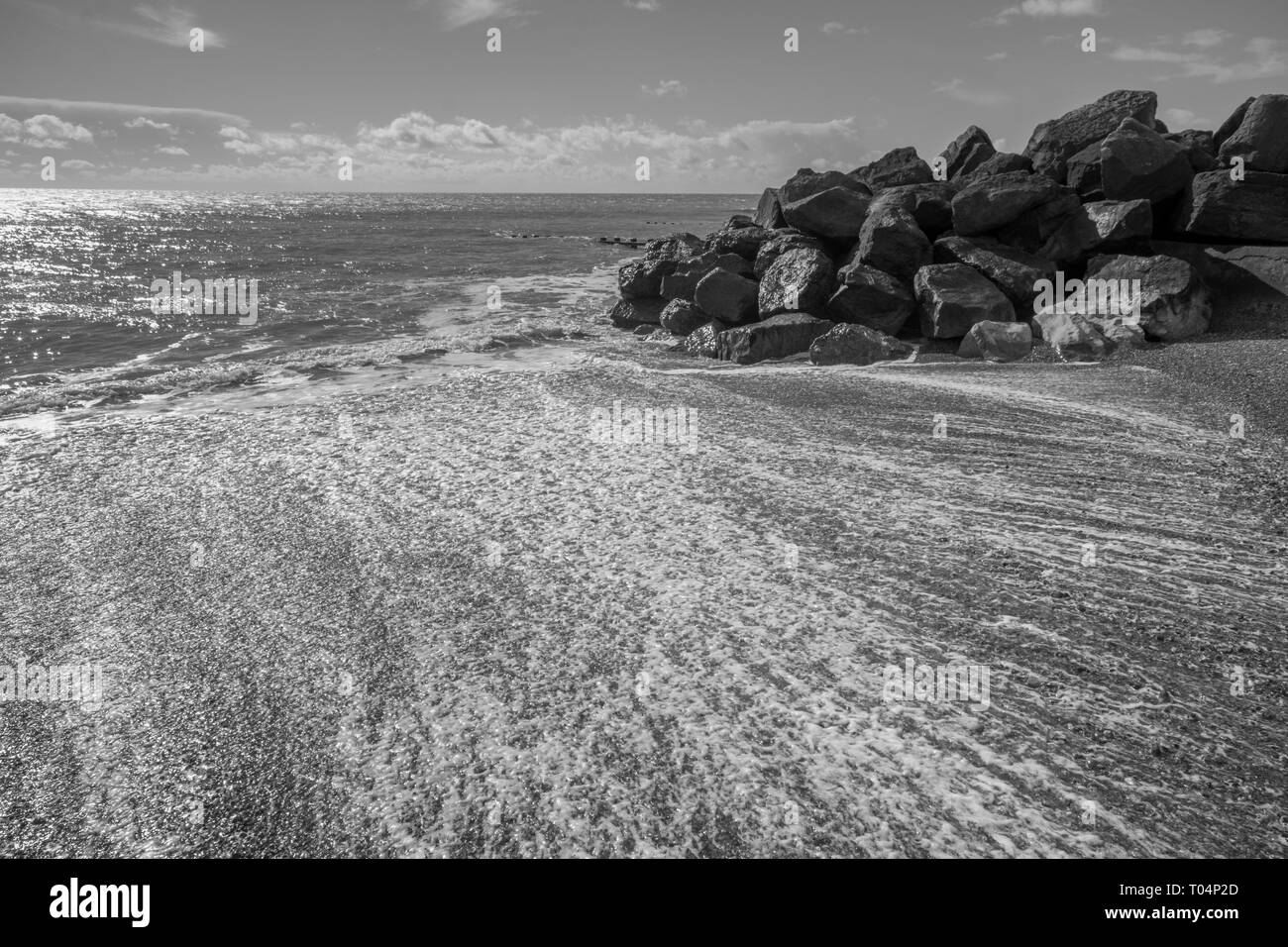 Wellen Planschen im Meer Verteidigung bei Ebbe in Chichester, West Sussex, Großbritannien Stockfoto