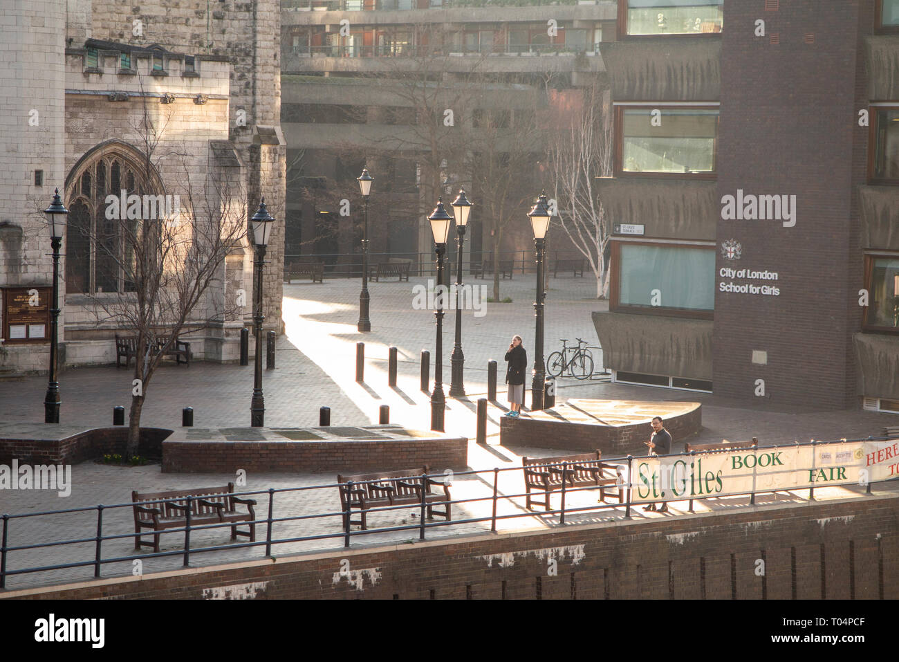 Eine Dame am Telefon außerhalb der St. Gile Kirche, Cripplegate in London Stockfoto