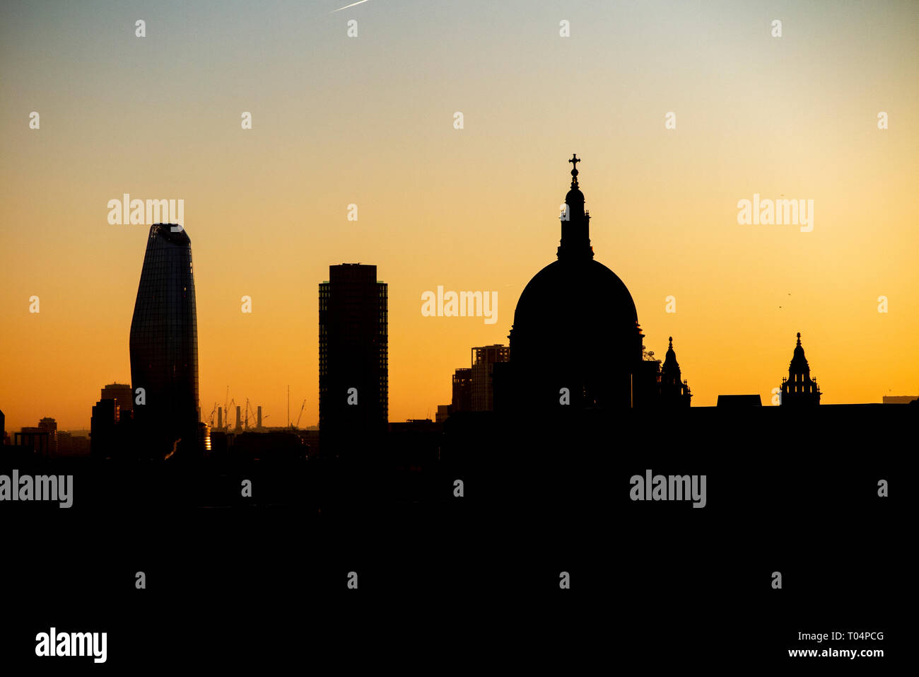 Alte und moderne Gebäude (St Paul's Kathedrale, eines Blackfriars und der South Bank Tower) in der Dämmerung mit einem entfernten Battersea Power Station Silhouette Stockfoto