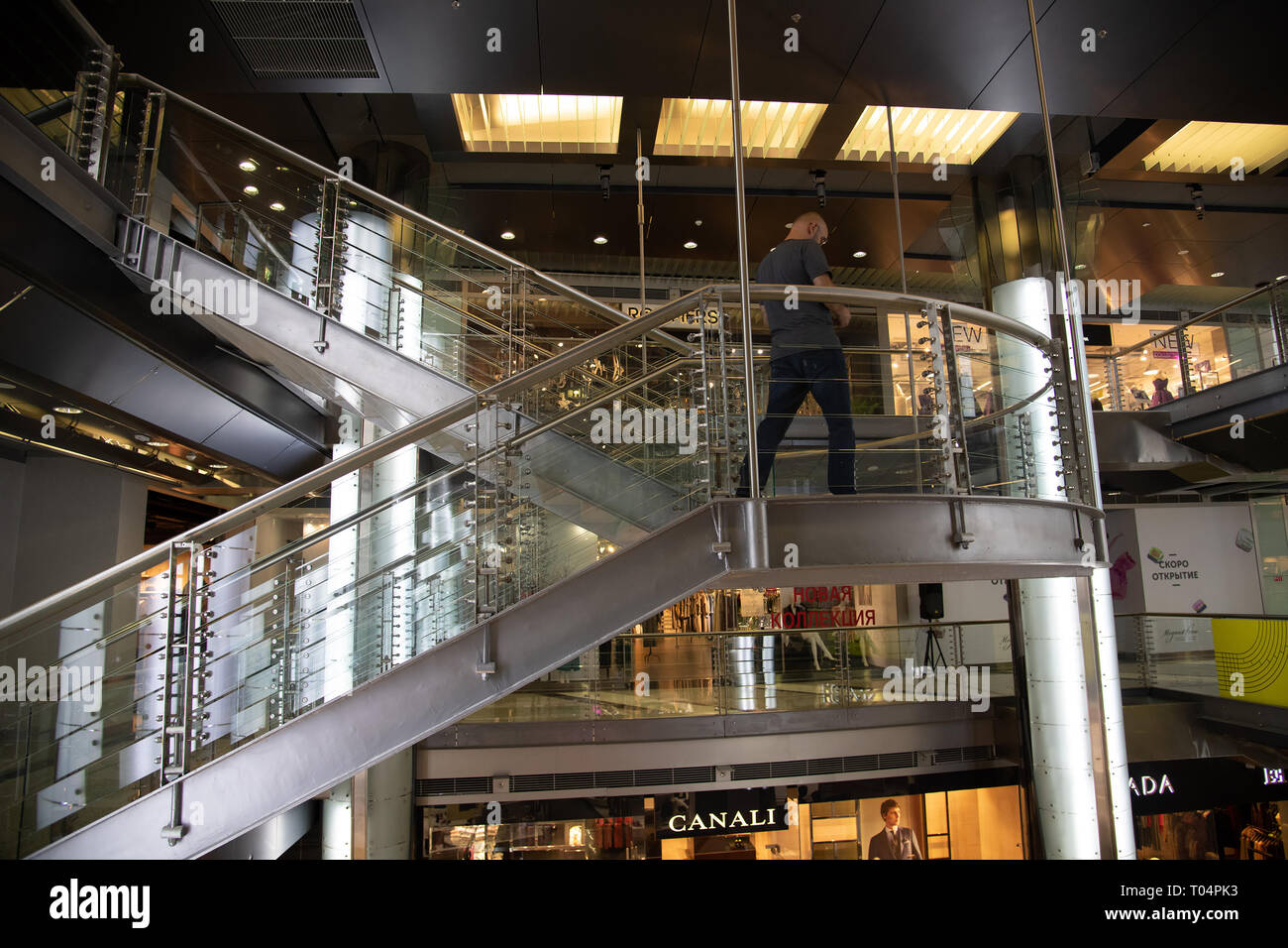 Moskau, Russsia-Sep 22. 2018. Saison Mode - Einkaufszentrum am Ochotny Rjad Straße. Treppen Stockfoto