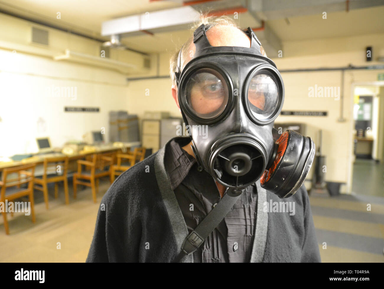 Mann in der Gasmaske im Kelvedon Hatch Secret Nuclear Bunker, Brentwood, Essex, Großbritannien Stockfoto