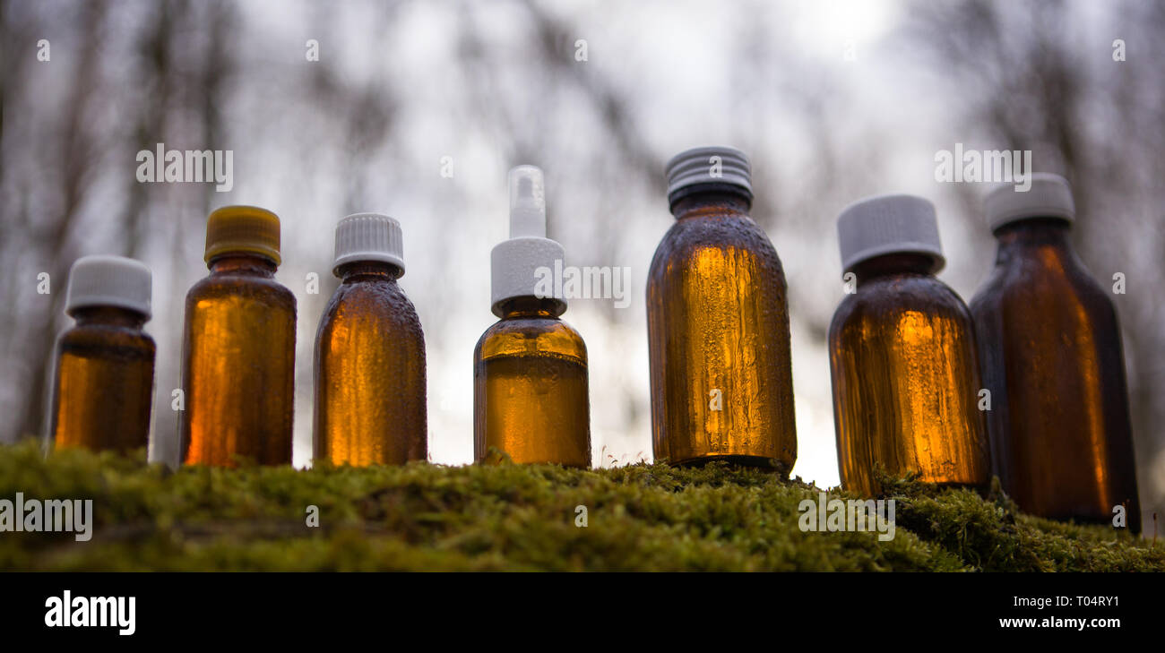 Alternative Medizin, Kräuter - Bottle Brown Sammlung. Braun Medical Flaschen - VOLL EIN. Stockfoto