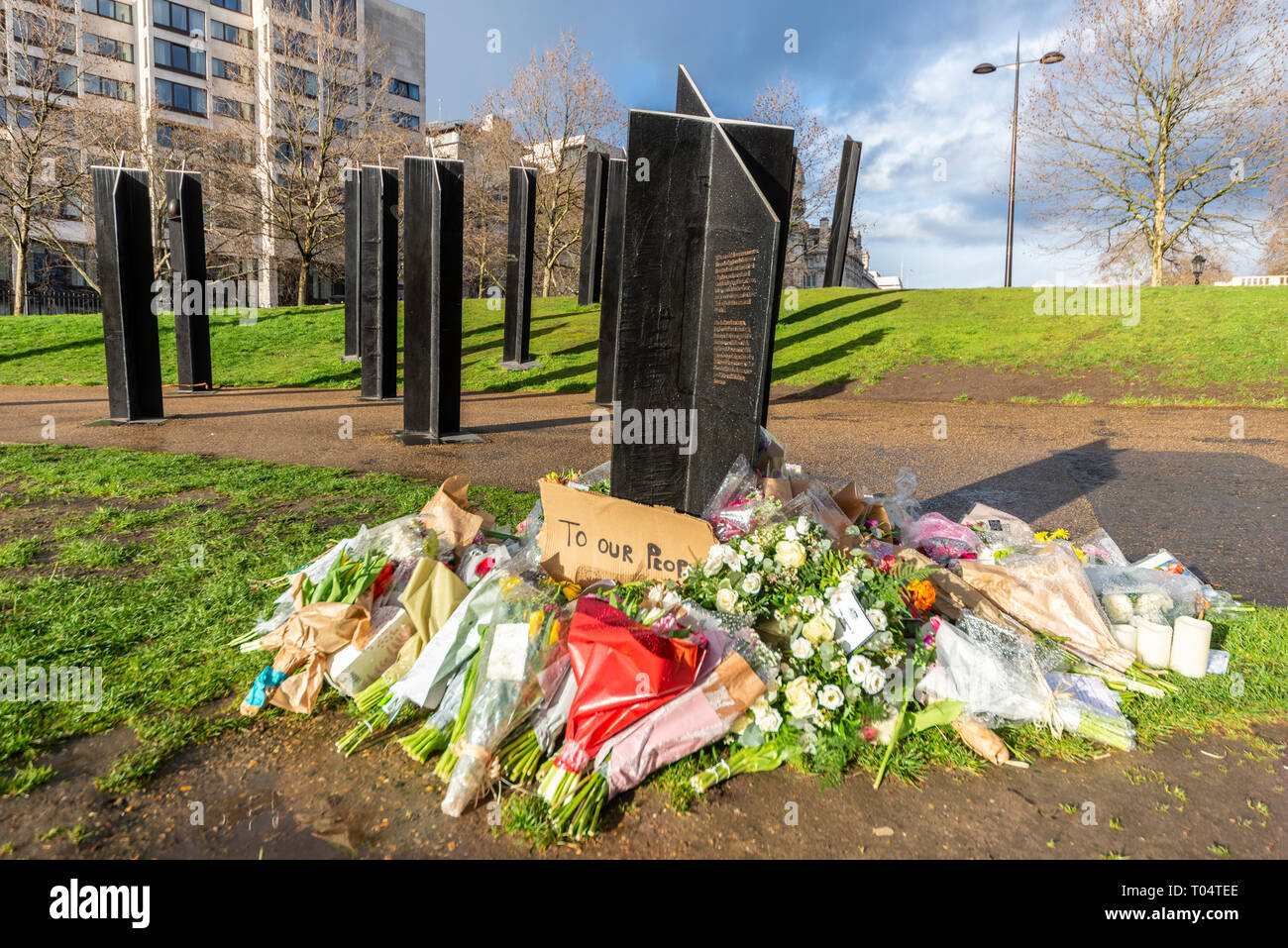 Nach der Neuseeland Moschee shootings in Christchurch durch terroristische Brenton Tarrant Leute in Großbritannien wurden mit Blumen am Hyde Park Corner. Stockfoto