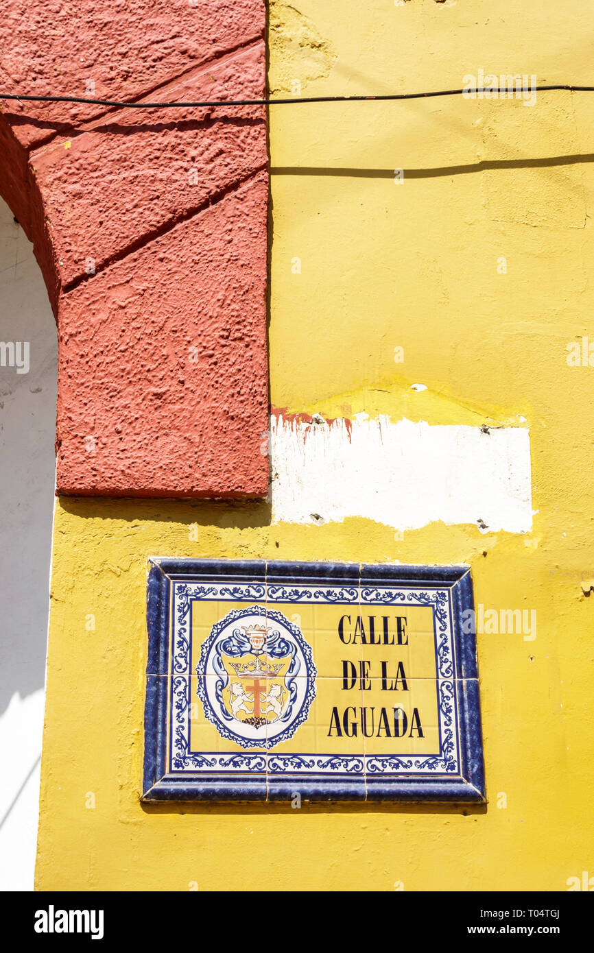 Cartagena Kolumbien, Zentrum, Zentrum, Getsemani, Calle de la Aguada, gemaltes Straßenschild mit Kacheln, COL190120017 Stockfoto