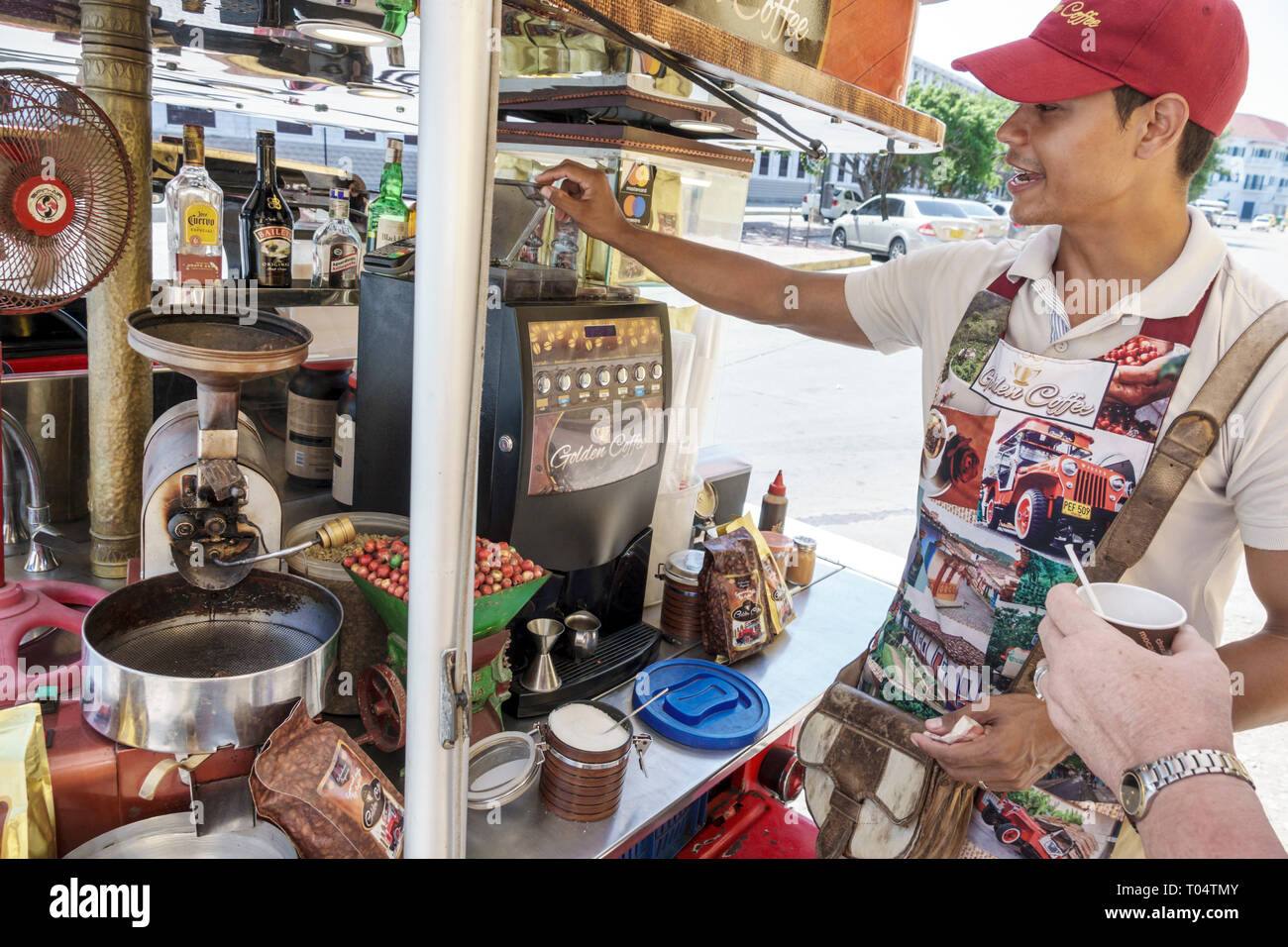 Cartagena Kolumbien, Golden Coffee, Kiosk Verkäufer, Hispanic Latino ethnische Einwanderer Minderheit, Erwachsene Erwachsene Mann Männer männlich, Besitzer m Stockfoto