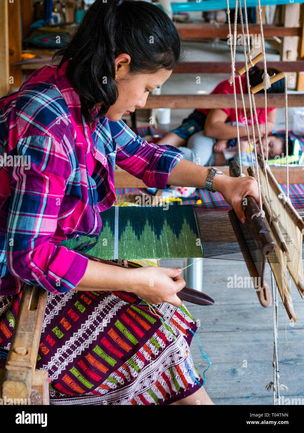 Weibliche Arbeitnehmer arbeiten an das Weben am Webstuhl, Ock textil Pop Tok Weberei, Luang Prabang, Laos, Asien Stockfoto