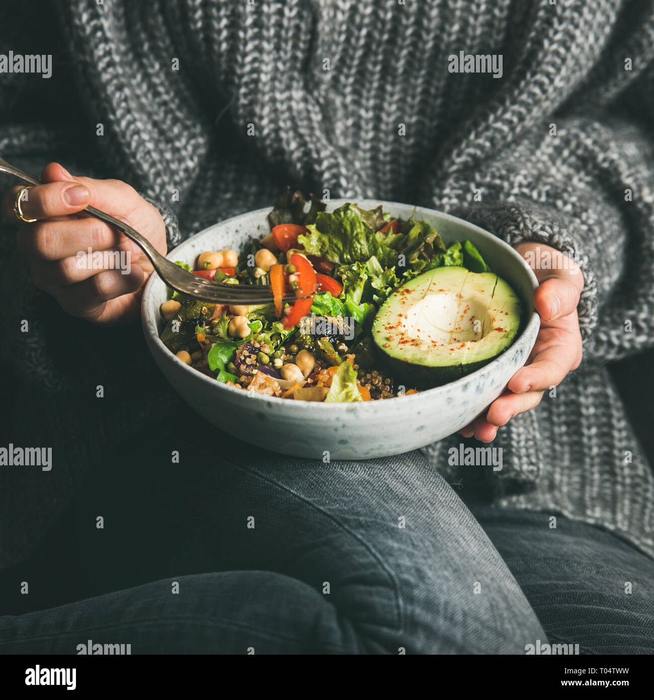 Frau in Pullover gesund essen vegetarisches Abendessen, Quadrat Erntegut Stockfoto