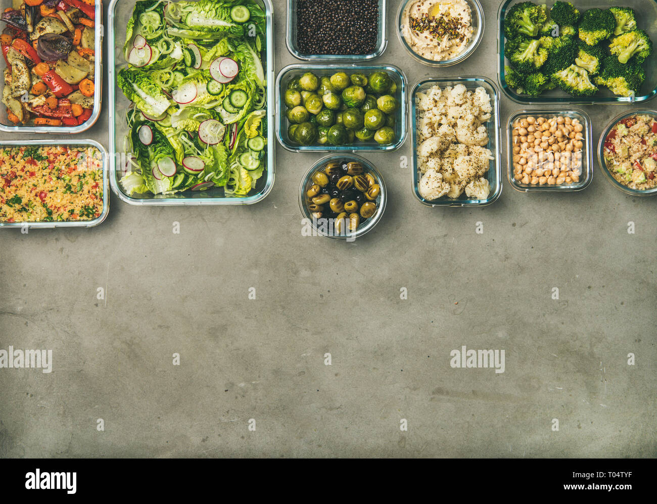 Verschiedene gesunde vegane oder vegetarische Gerichte in Containern, Kopie Raum Stockfoto
