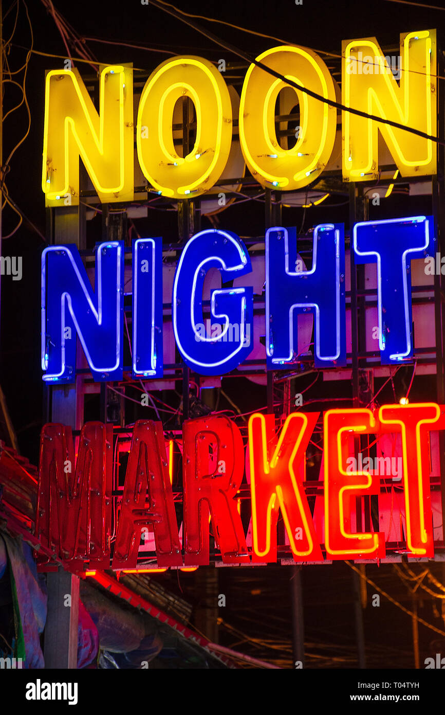 Bucht bunte Leuchtreklame Werbung ein beliebter 12.00 Uhr Nacht Markt in Siem Reap, Kambodscha. Stockfoto