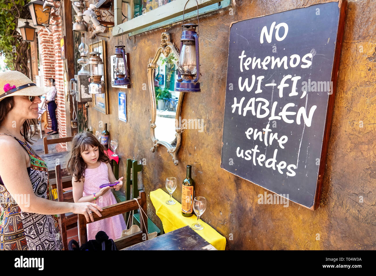 Cartagena Kolumbien,Hispanic ethnische Frau weibliche Frauen,suchen,Mutter,Tochter,Mädchen,Mädchen Kinder Kinder Kinder,kein wi-Fi,Marzola Parrilla Arge Stockfoto