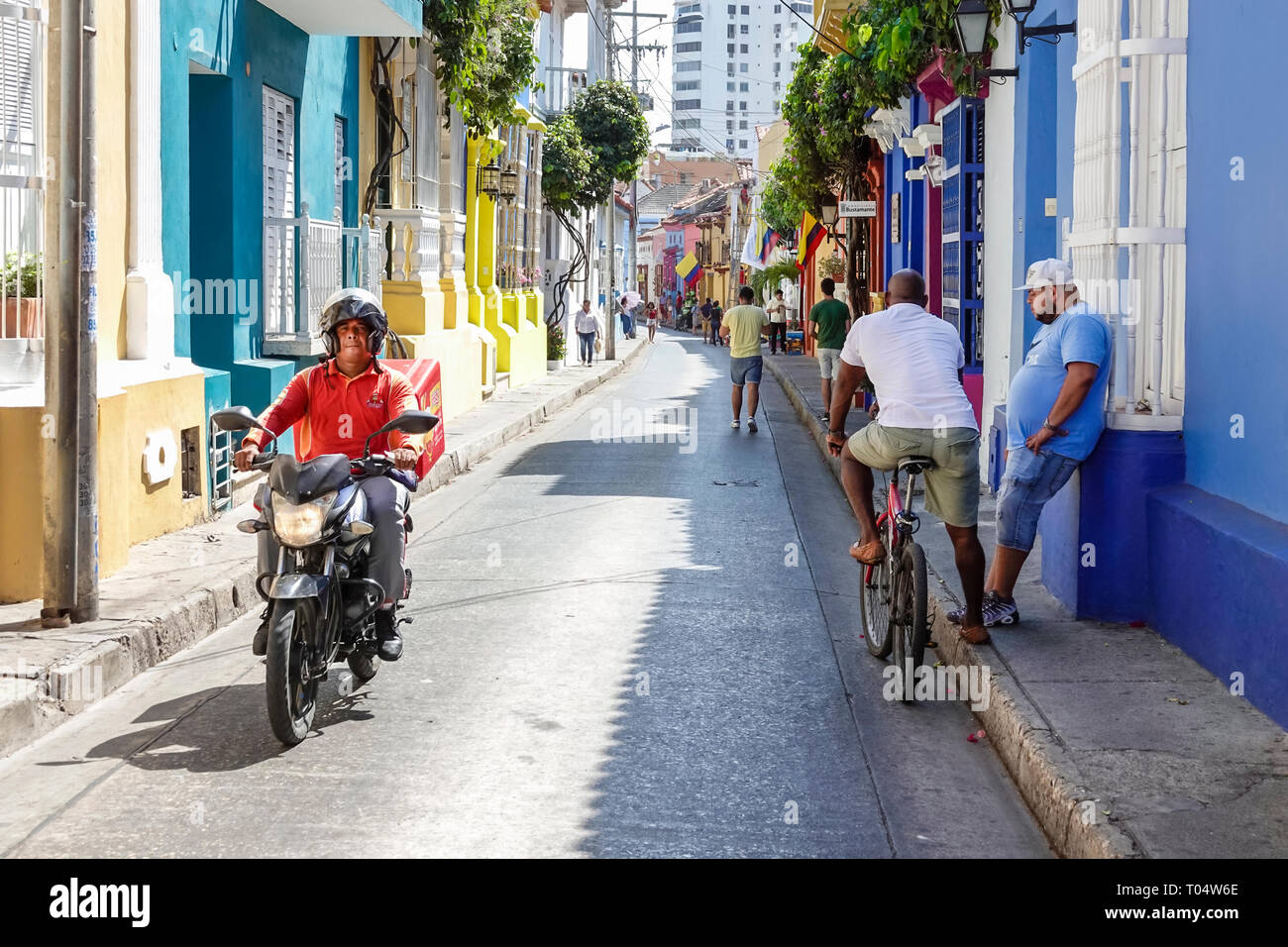 Cartagena Kolumbien,Zentrum,San Diego,hispanische Bewohner,Männer männlich,Motorradfahrer,bunte Fassaden,Kolonialhäuser,enge Straße,COL Stockfoto