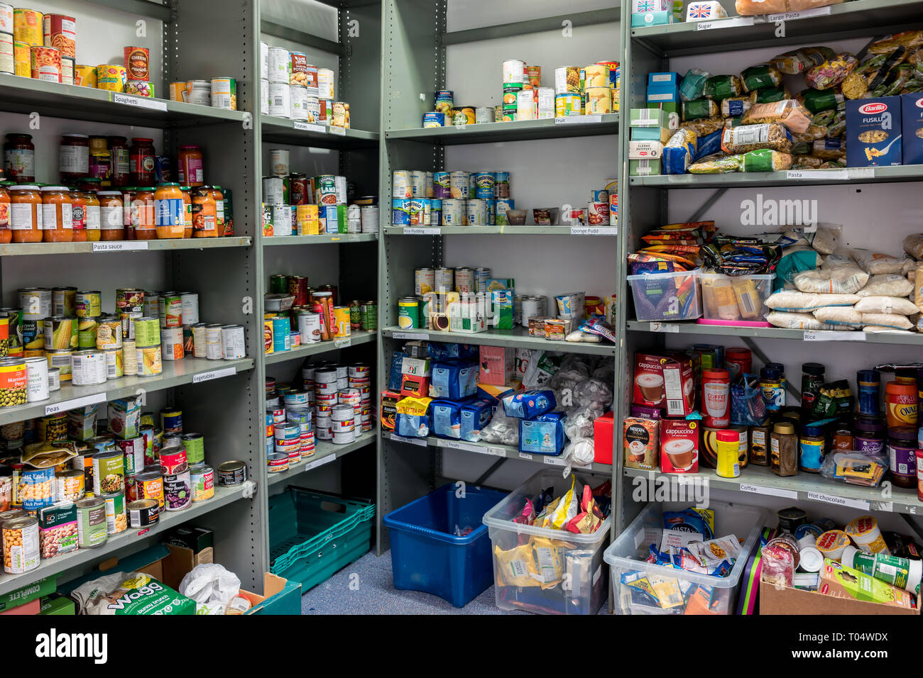 Ablagen in einem trussell Vertrauen lokalen Kirche food bank Lager mit einer Vielzahl von Dosen und Vorratsschrank essentials bereit für Lebensmittelpakete Stockfoto