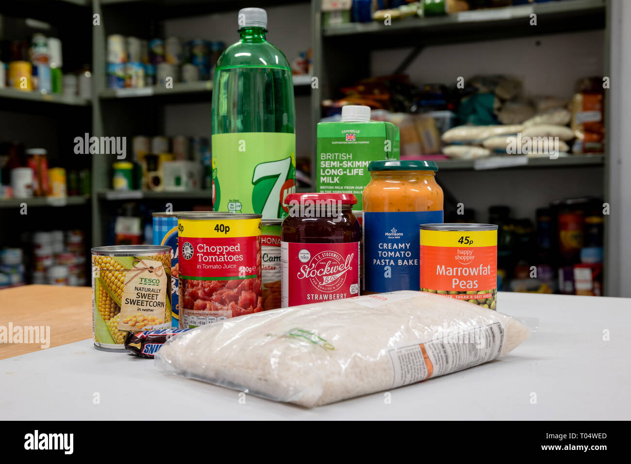 Eine Auswahl der gespendeten Lebensmittel und Getränke in einer britischen Trussell Vertrauen lokalen Kirche food bank bereit für Lebensmittelpakete Stockfoto