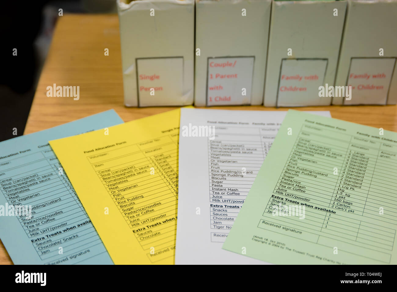 Packzettel und Unterlagen bereit für Lebensmittelpakete an einer britischen Trussell Vertrauen lokalen Kirche food bank Stockfoto