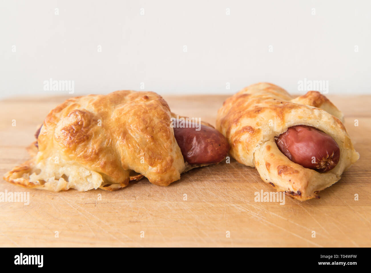 Eine herzhafte Tschechische oder Slowakische snack Croissant s párkem. Ein Wiener oder Frankfurter Würstchen in Blätterteig verpackt. Stockfoto
