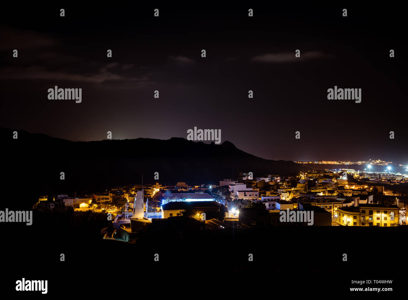 Eine Nacht Blick über Adeje, Teneriffa, in dem die Lichter der Stadt in Langen - Exposition Stockfoto