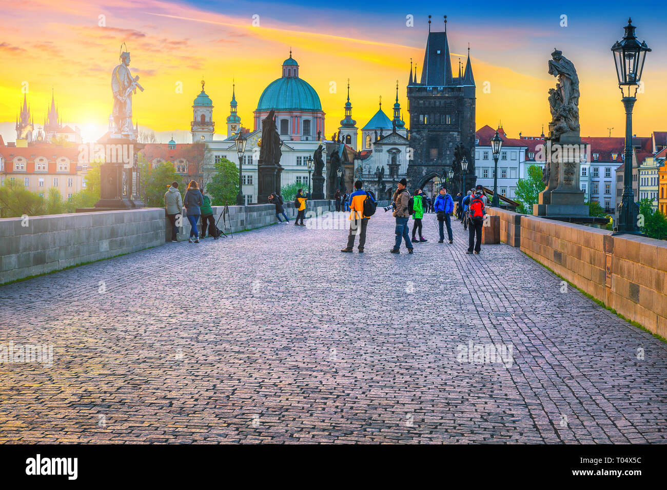 Prag, tschechische Republik - 24 April 2017: Touristen und Fotografen zu Fuß auf der Karlsbrücke auf Bunte sunrise, Prag, Tschechische Republik, Europa Stockfoto