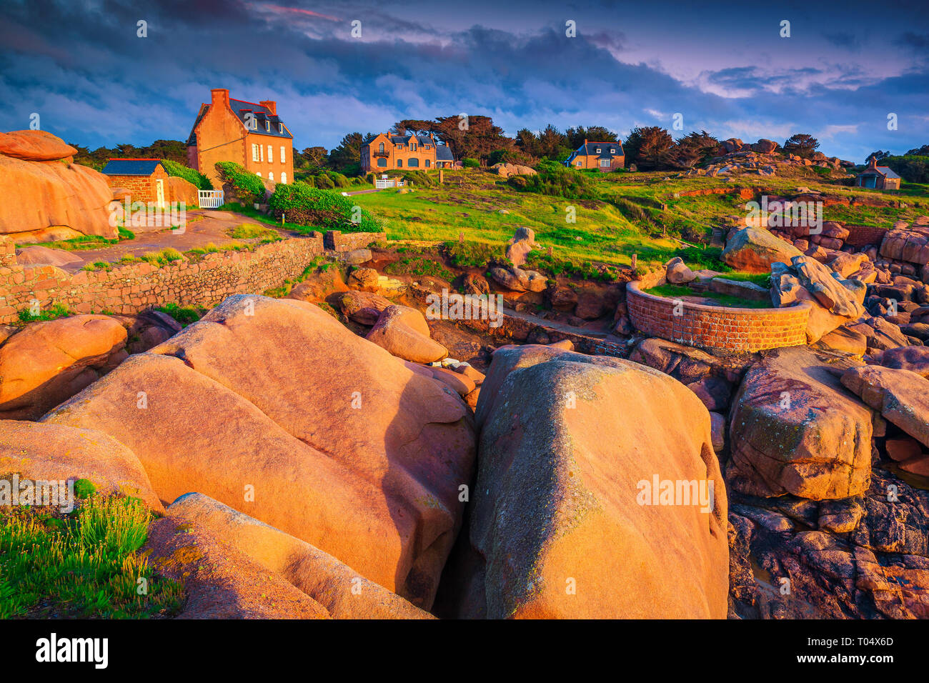 Spektakuläre Holiday villas mit bunten Granit Felsen bei Sonnenuntergang, Perros Guirec, Bretagne (Bretagne) Region, Frankreich und Europa Stockfoto