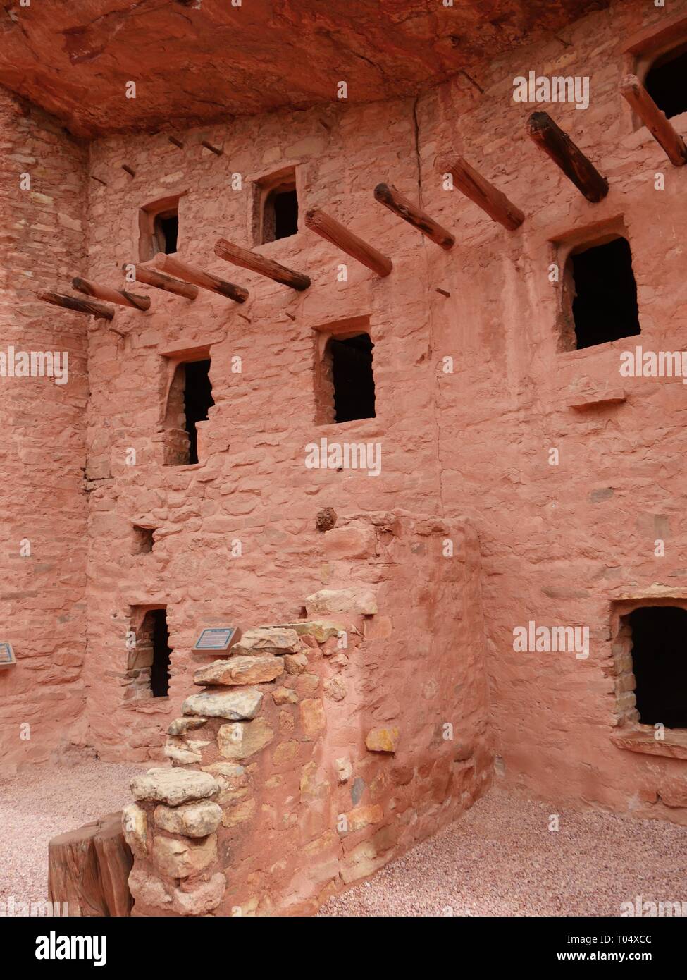 Portraitfotos der Innenraum eines der Manitou Cliff dwellings der Anasazi, auch bekannt als Alten oder Ancestral Puebloans Stockfoto