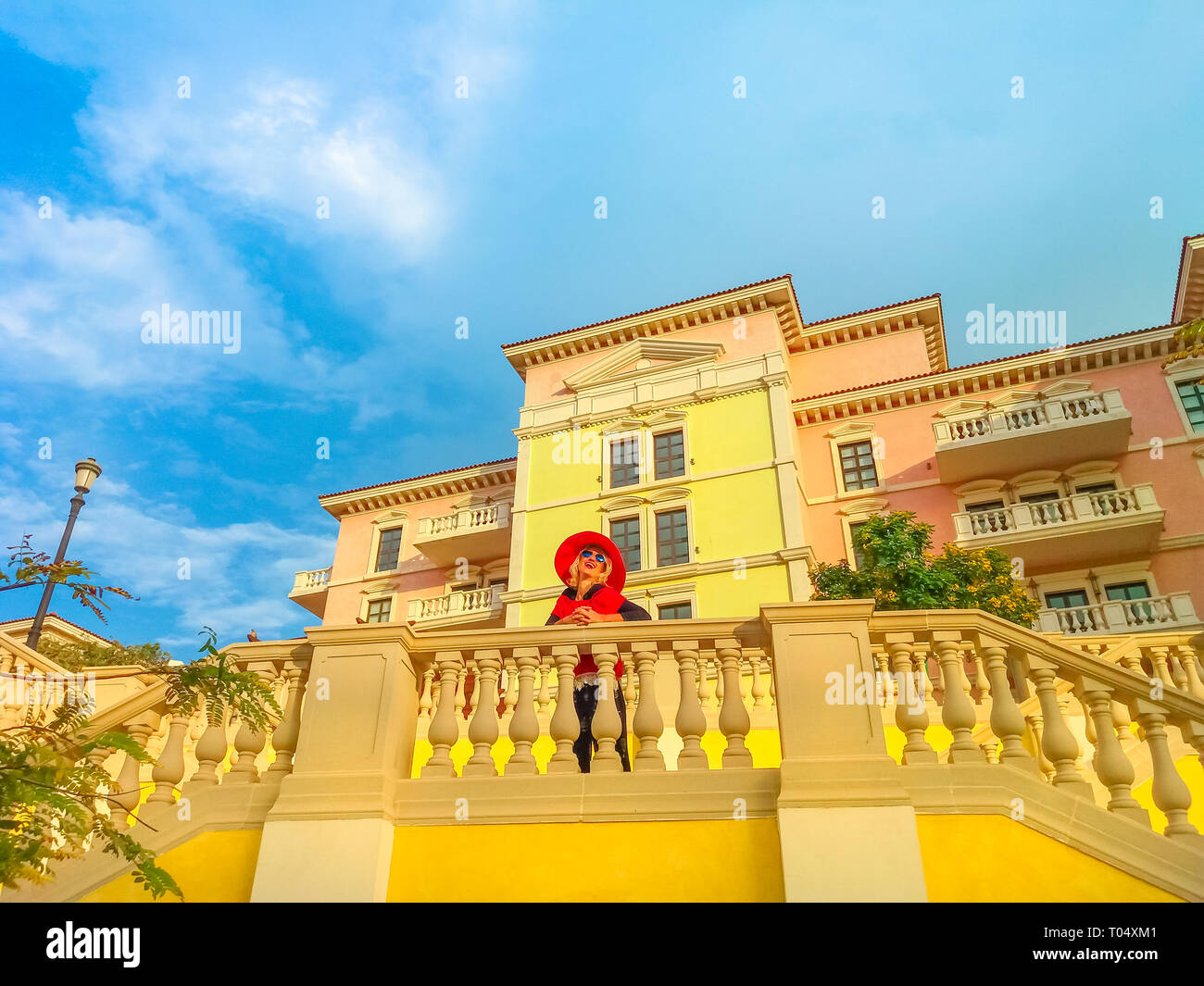 Ansicht von unten glücklich Lifestyle Frau in Sonnenhut in Venedig Doha, einem malerischen Viertel im Venezianischen Stil bei Sonnenuntergang. Kaukasische touristische Besuche Qanat Stockfoto