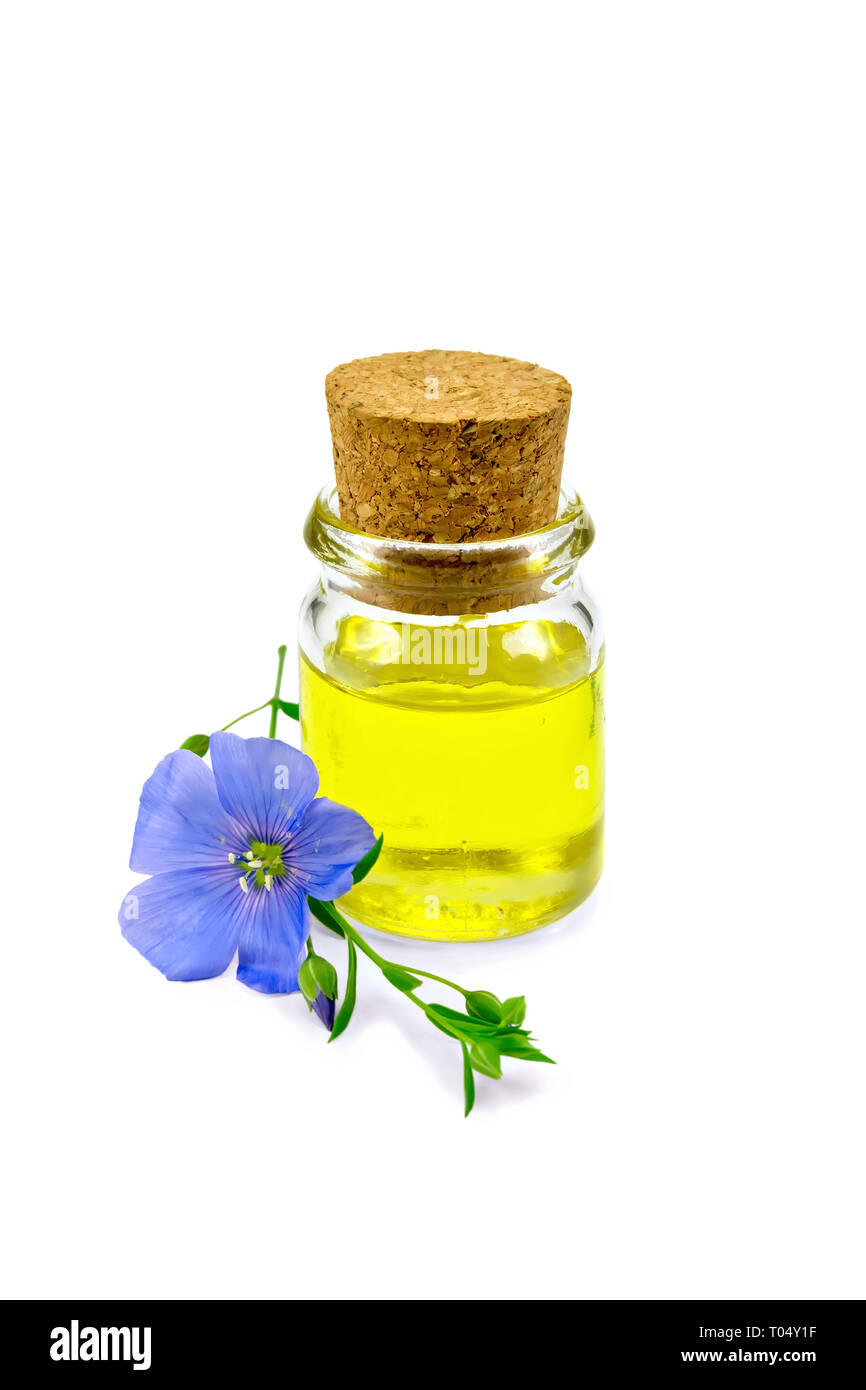 Leinöl in einer Glasflasche mit blauen Flachs Blume auf weißem Hintergrund Stockfoto