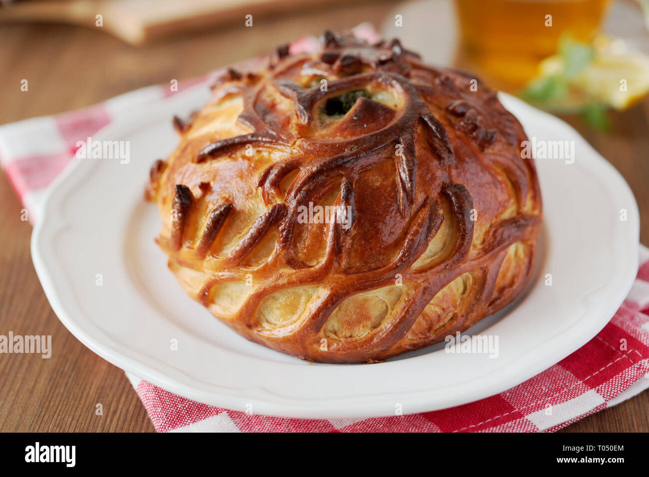 Russische traditionelle Fleisch Torte auf einem rustikalen Tisch Stockfoto