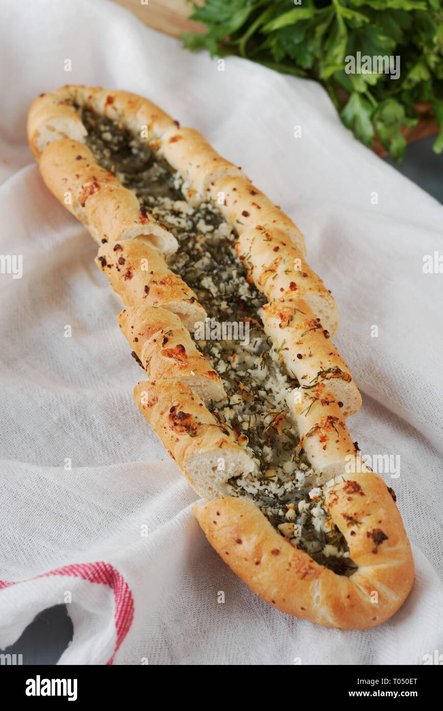 Pita Brot mit Käse und Dill auf einem Handtuch Stockfoto