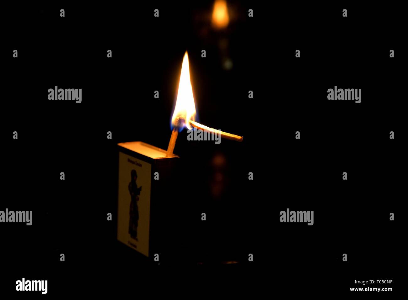 Schachtel Streichhölzer mit zwei Treffern gegen einen dunklen Hintergrund beleuchtet. Stockfoto