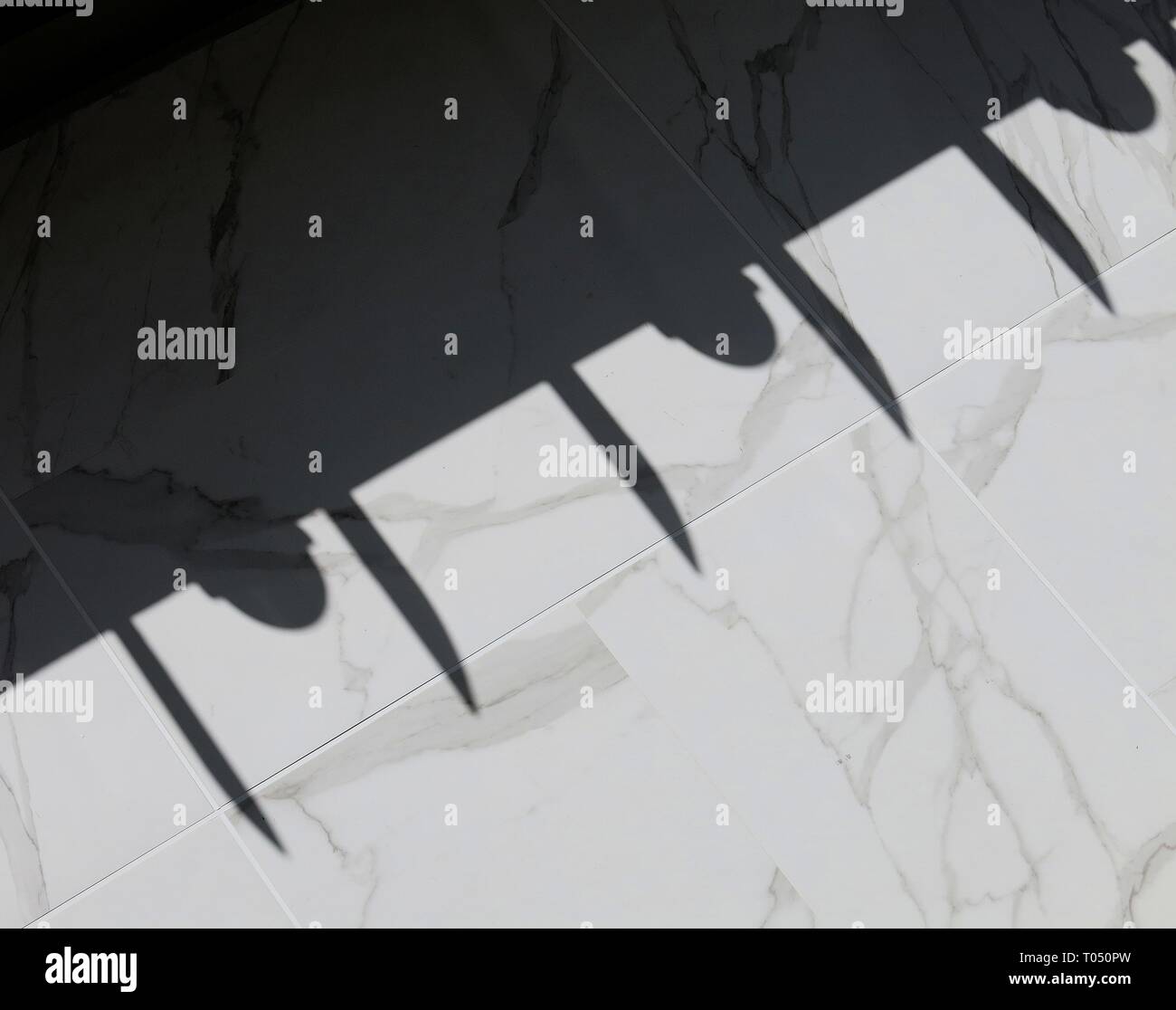 Schatten auf Fliesen- Wand geworfen. Stockfoto