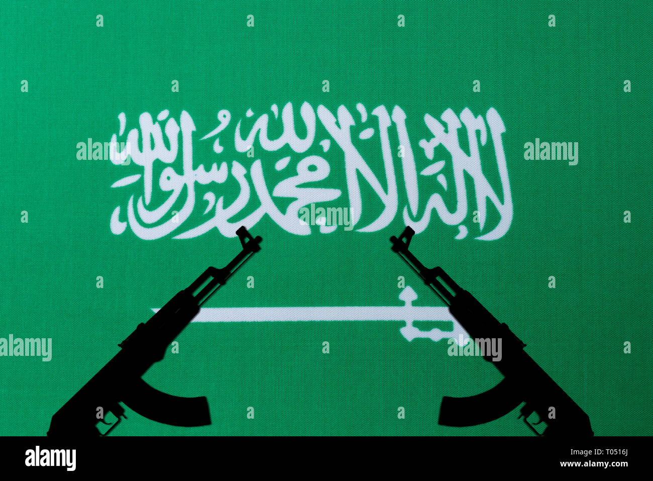 Saudi-arabien Flagge und die Silhouette der Waffe. Das Konzept des Krieges und des bewaffneten Konflikts. Stockfoto